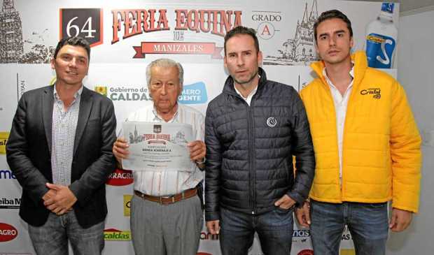 Pablo Rujillo Londoño (presidente asdecaldas), Jose Over Restrepo Jaramillo (homenajeado), Rafael Giraldo Gaviria (socio asdecal