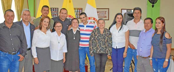 Representantes de la comunidad religiosa en compañía de funcionarios del Concejo Municipal.
