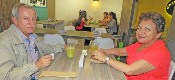 La pareja de esposos en el establecimiento.