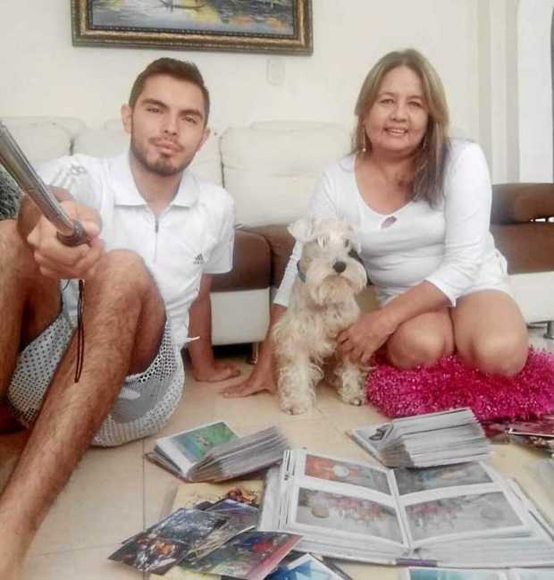 Fotos | Cortesía | LA PATRIA Alejandro Rincón Ríos y su madre, María Oliva Ríos Galvis, en compañía de su perro Tommy, dedican p