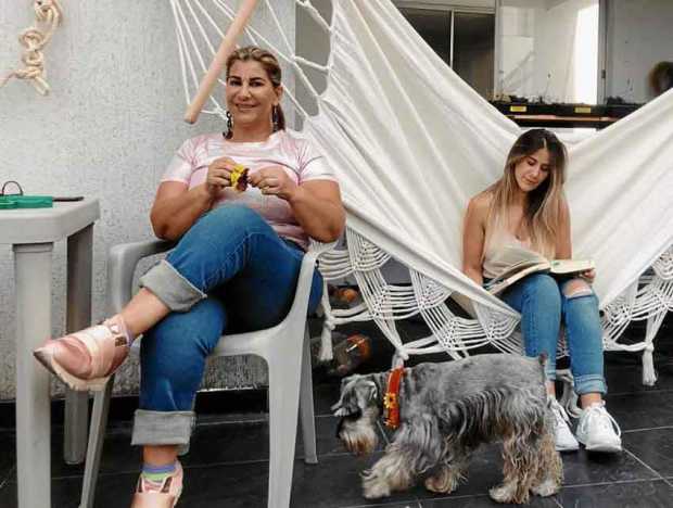 Marleny Castañeda continúa haciendo pedrería mientras comparte con su hija, María del Pilar Duque, quién ocupa su tiempo con la 