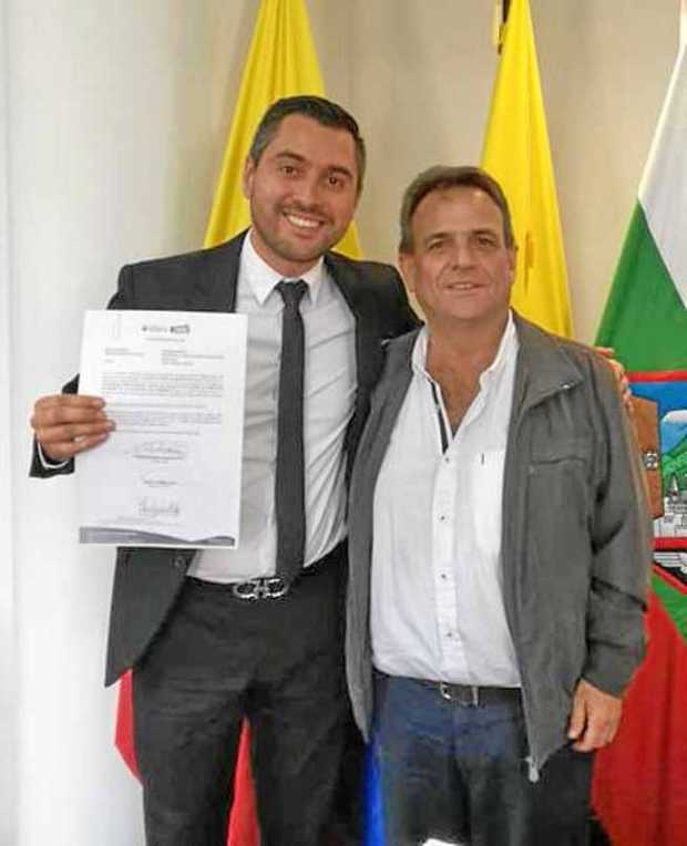 El abogado Amed Velásquez Ortiz es el nuevo jefe de la Unidad de Derechos Humanos. En la imagen aparece en compañía de Alberto H