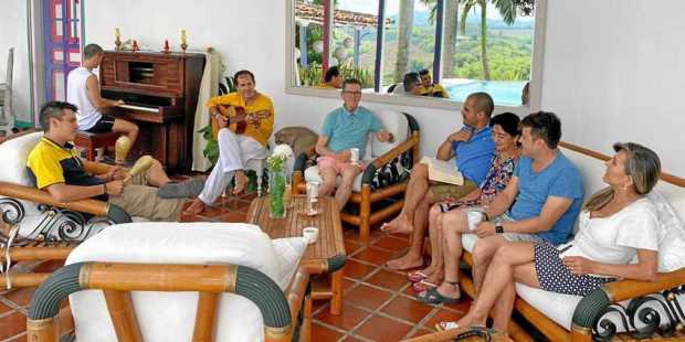 La familia Rojas Quiceno en una tarde de música en su casa de campo.