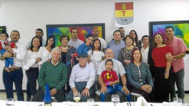 Foto | Cortesía | LA PATRIA Germán Arango, Roberto Arango, Nicolás Arango, Luis Guillermo Arango y Gloria Boenheim. De pie: Feli