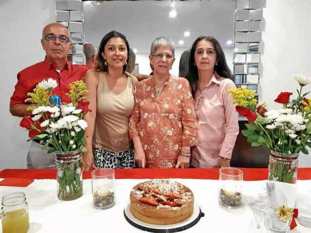 Foto|Lector Interactivo|LA PATRIA Luz Marina Guarín celebró en familia su cumpleaños. La acompañan Alfonso Franco, Carolina y Cl