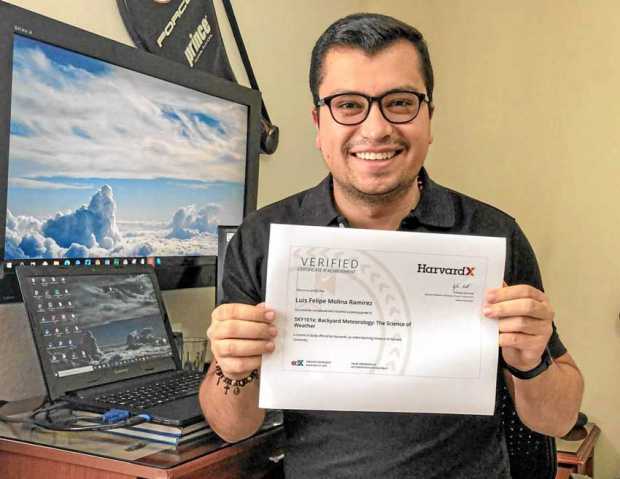 El periodista de LA PATRIA Luis Felipe Molina Ramírez recibió una certificación por sus conocimientos en Ciencias del Clima emit