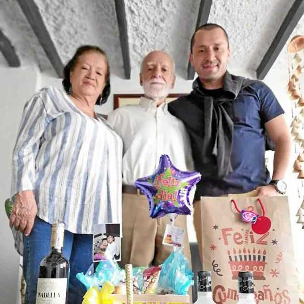 Arnolfo Jiménez Cardona celebra su cumpleaños en compañía de su esposa Francinelly y de su hijo Juan Diego.