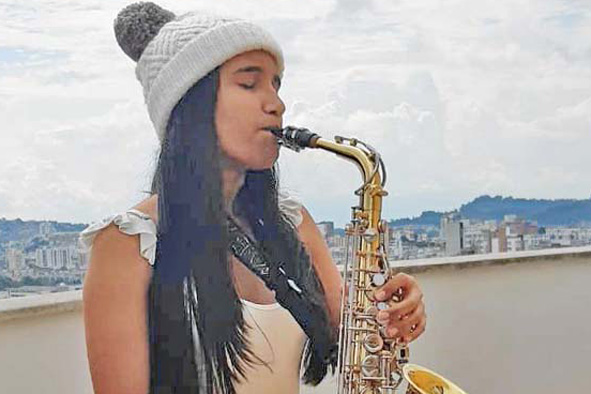 Nora León Franco comparte la actividad de su hija María León Franco, quien deleita a sus vecinos de la Camelia con su saxofón. I