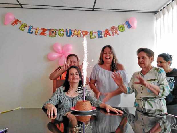 Feliz cumpleaños le desearon a Gloria Matilde Ríos Galvis, en la residencia de su madre, María Oliva Galvis, acompañadas de Silv