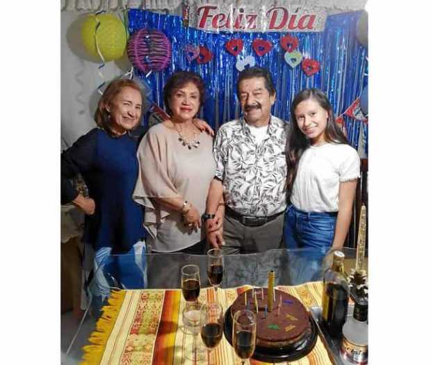 Celebración del cumpleaños de Cesar Botero Arboleda en compañía de su esposa Luz Mila Loaiza, sus nietas Mariana y María Olga Lo