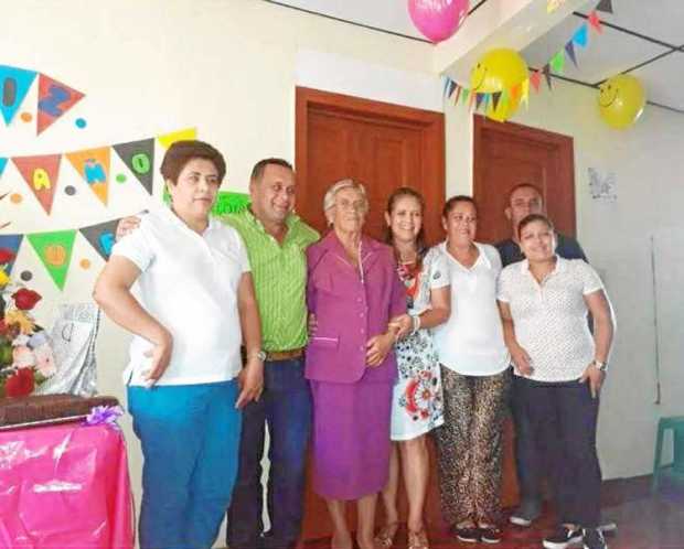 Foto|Lector Interactivo|LA PATRIA María Melva Rendón celebró el Día de Madres en compañía de José Saúl Villa, Nelly Villa, Fabio