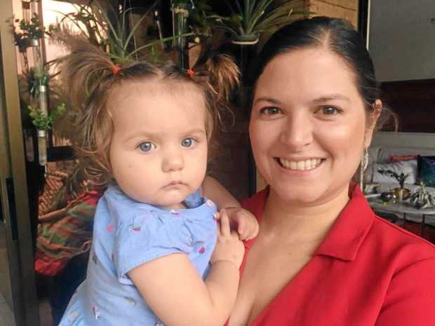 Ingrid Echeverry Ocampo con su hija Martina Newland Echeverry celebrando sus primeros pasos y el día de la madre.