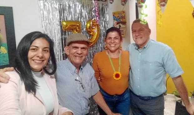Luz Edith Narváez, Fabio Castaño Valencia, el homenajeado en sus 79 años, Adriana Castaño y Nicolás Gómez.