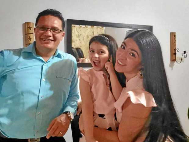 María Fernanda Alzate Vallejo juega y comparte con sus padres, Óscar Javier Alzate Cárdenas y Luisa Fernanda Vallejo Albarán