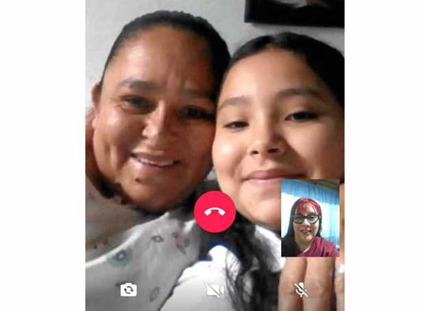 Luz Dary Forero y su hija, Alisson Sambrano, junto con la profesora Paula Andrea Montes.