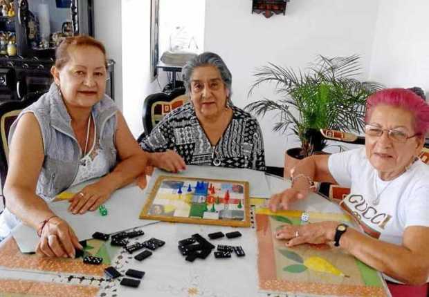 Olga Navarrete Delgado, Margarita Delgado Ríos y Rubiela Delgado Ríos comparten las tardes jugando parques.