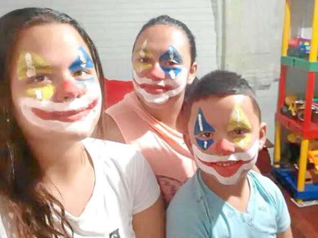 Foto | Cortesía | LA PATRIA Lorena Patiño, Dahian Osorio y Miguel Ángel Gonzáles se divierten en casa mientras pintan sus rostro