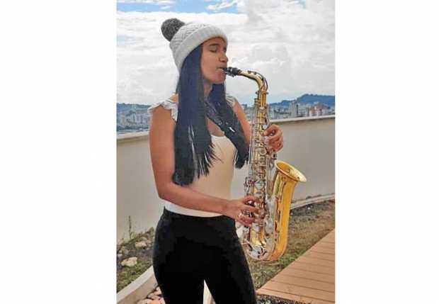 Foto | Cortesía | LA PATRIA |María León Franco.  María León Franco en medio del aislamiento aprovecha para deleitar a sus vecino