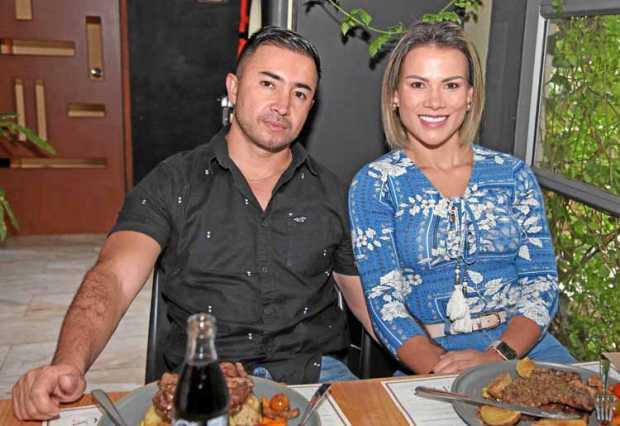 Foto/Argemiro Idárraga/LA PATRIA Se reunieron en el restaurante Búffalo Serrano, Gustavo Morales Correa y Lina Marcela Mejía Zul
