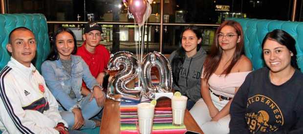 Foto/Argemiro Idárraga/LA PATRIA Con una cena en el restaurante Don Ramón celebraron el cumpleaños de Evelyng Ramírez Gallego, l