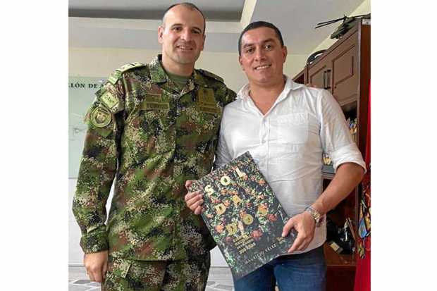 Brigada del Ejército con responsabilidad en el Huila y su lema “de Manzanares pal mundo”. Gómez le llevó de obsequio el nuevo ag