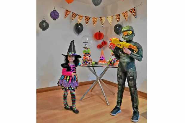 Sarita Giraldo López se disfrazó de brujita multicolor y Matías Giraldo López lució su atuendo de Halo