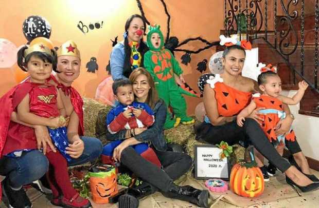 Àngela María Agudelo con su hija, Emilia Cañón Agudelo, celebraron la fecha en compañía de Luisa Roldán y su hijo, Samuel Cañón 