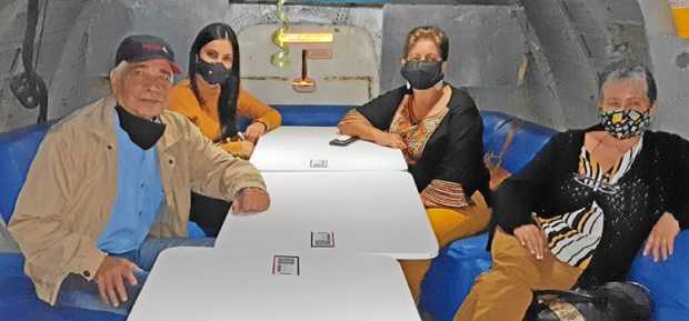 Para celebrar el cumpleaños de Teresa Gallo Cifuentes y Diana Isabel Hidalgo Gallo, se reunieron Emilio Ramírez, Diana Isabel, T