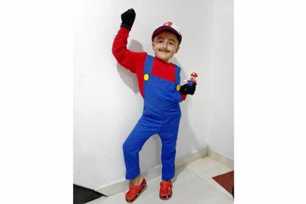 Juan Daniel López Castaño, oriundo de La Merced (Caldas), disfrutó con su disfraz de Mario Bros durante la fiesta de los niños e