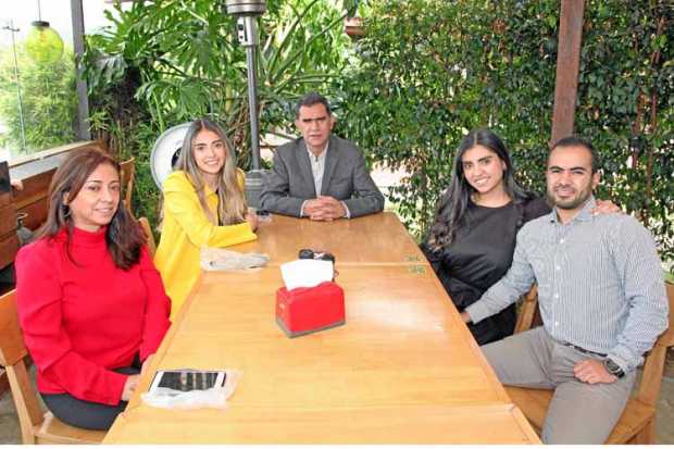 En el restaurante la Farfalla se ofreció un almuerzo a Laura Londoño Pineda, con motivo del grado en Gerencia Social, de la Escu