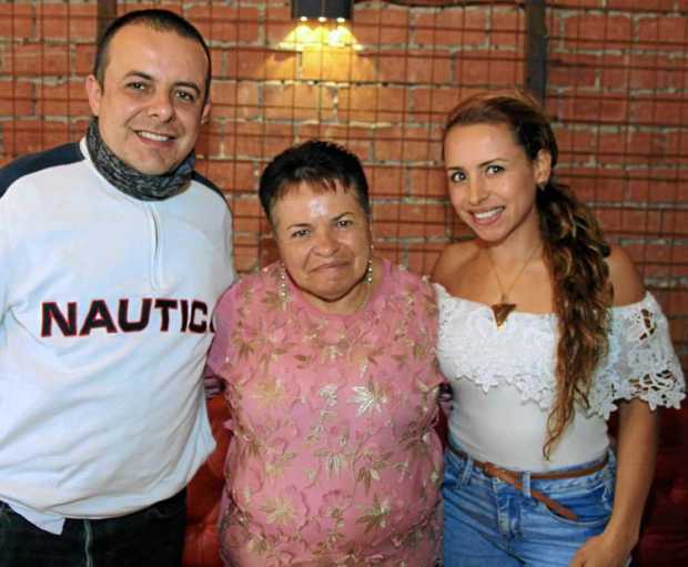 Yisenia Botero celebró su grado de especialista en Derecho Procesal, de la Universidad Libre, con un almuerzo en el restaurante 