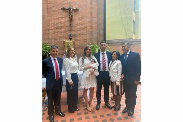 Guadalupe Gómez Ramírez recibió el sacramento del Bautismo en el templo de la Epifanía de Bogotá. La acompañan sus padres, Leona