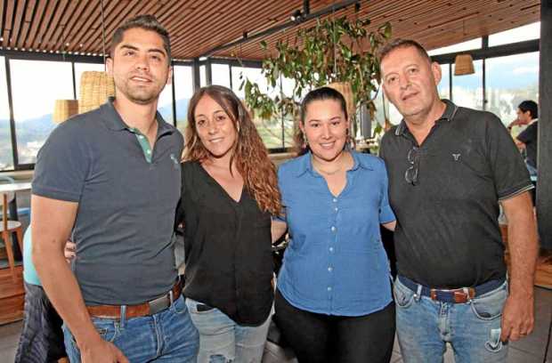 Sus propietarios Hélmer Restrepo Betancur, Juliana Restrepo Peña y Carlos Pinilla Ramírez, en compañía de la profesora Elizabeth