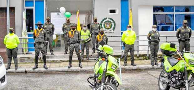 “A todos aquellos hombres y mujeres quienes con valentía, sacrificio y amor velan por la seguridad y el bienestar de todos los c