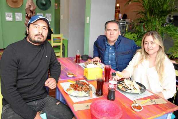 En el restaurante La Gringa Mexicana se ofreció un almuerzo con motivo del cumpleaños de Gimes Ramírez. Lo acompañan Paula Andre