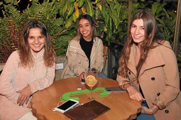 En el restaurante Cortesana compartieron Eugenia Maldonado Vélez, Sofía González Castaño y Mariana Franco Sánchez.