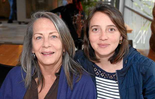 En el restaurante Búffalo Serrano se reunieron Luz Alzate Arce y María Camila Galvis Alzate.