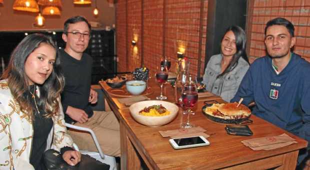 En el restaurante La Patatería se encontraron Stefanía Ríos, Rafael Castaño, Ana María García y Nicolás Molina.