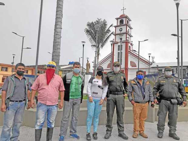 El mayor de la Policía William Alexander Noreña, comandante del Distrito 8 de Honda, con jurisdicción en seis municipios, acompa