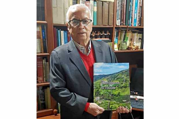 Helgidio Ramírez Jaramillo con su libro Manzanares de Caldas