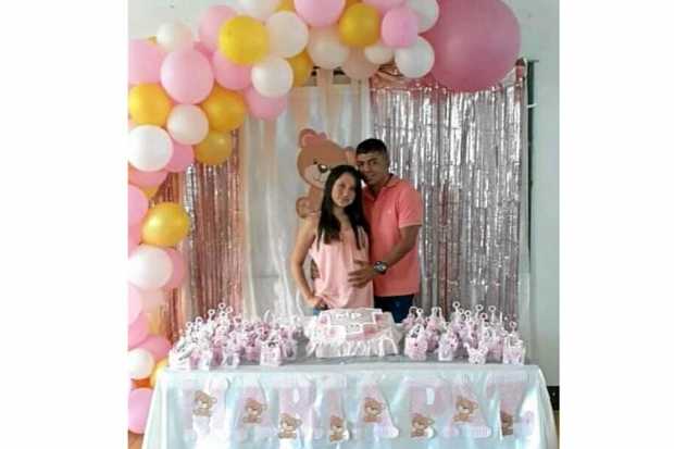 Jhon Jairo Tabares y Tatiana Gallego celebraron el baby shower de su hija, María Paz, en el corregimiento de San Bartolomé (Páco