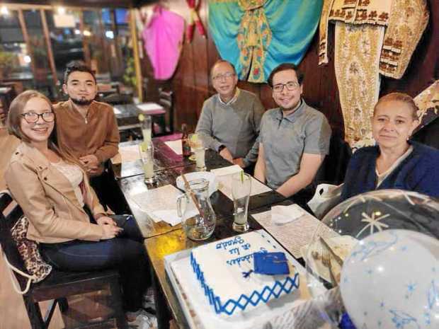 Foto/Ángel Labrador/LA PATRIA En el restaurante Un Lugar de La Mancha, Juan Martín Navas celebró su grado de Ingeniero de Sistem