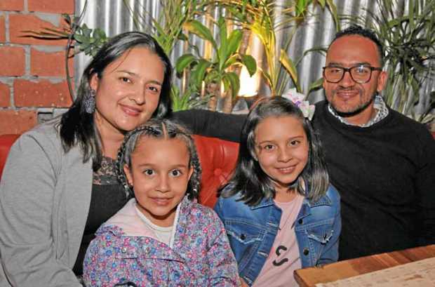 Con una cena en La Patatería celebraron 9 años de matrimonio de María Alejandra Quintero y Fernando Santa Bedoya. Los acompañan 