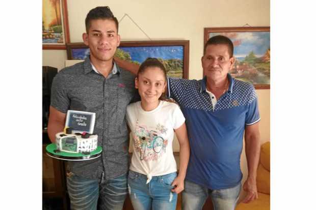 Juan Diego Rojas Moreno se graduó como tecnólogo en Electrónica, de la Universidad de Caldas. Lo acompañan Carlos Asdrubal Rojas