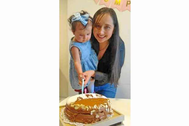 Luisa Pérez Salazar le celebró el primer año de edad a su hija, María Antonia Valencia Pérez.