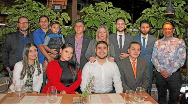 El 25 de septiembre, en el restaurante Serrano se ofreció una comida con motivo del grado de abogado, de la Universidad de Maniz