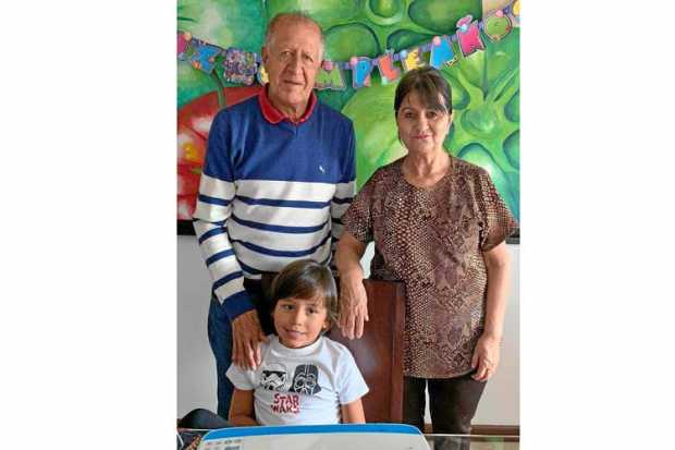 Fotos|Argermiro Idarraga|LA PATRIA En su residencia en el barrio Rosales celebraron sus 50 años de matrimonio Rogelio Cruz Mejía