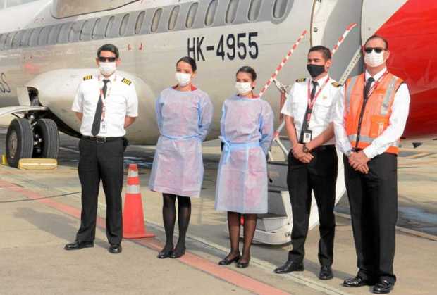 La tripulacion de vuelo estuvo conformada por Diego Vargas, comandante; Carolina Medina, Johana Benítez, Felipe Robayo; primer o