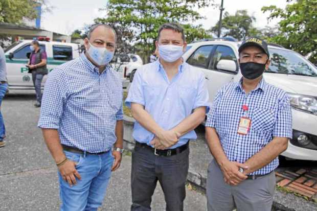 Aníbal Rueda, gerente del Hospital San Marcos; Alexánder Morales y Eduardo Andrés Grisales López, alcalde de Chinchiná