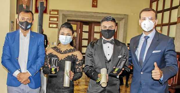 En la imagen los acompaña Lindon Alberto Chavarriaga, secretario de Cultura de Caldas; Diana Franco Durango y Valentín Arias Del